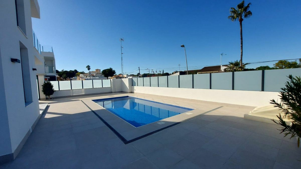3-bedroom House In Orihuela Costa, Spain (190 M²)