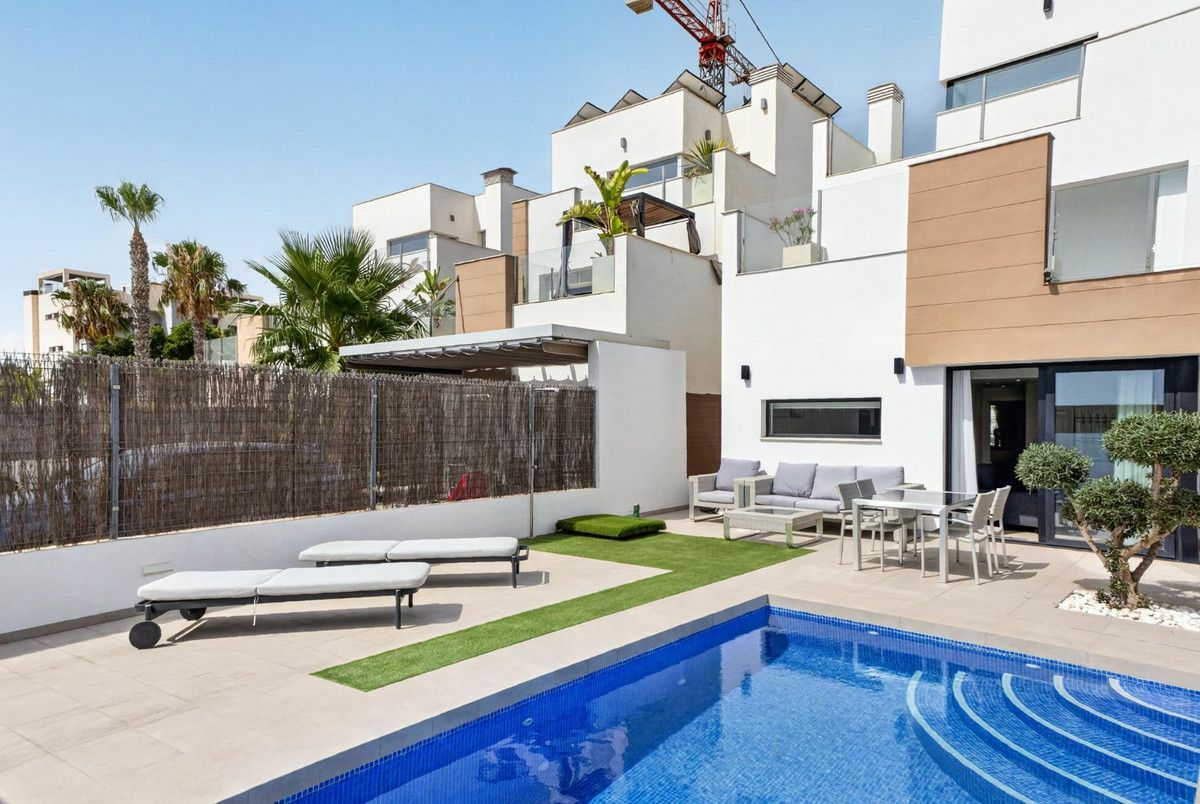 3-bedroom Villa In Guardamar Del Segura, Spain (178 M²)