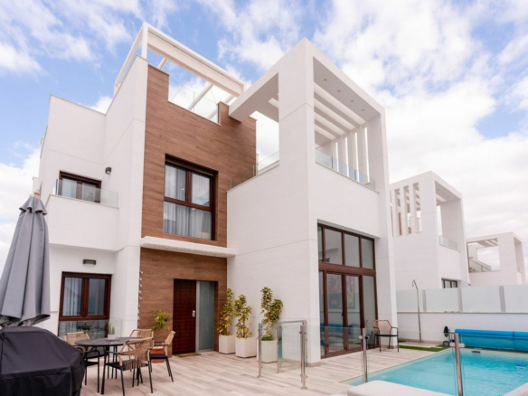 4-bedroom Villa In Torrevieja, Spain (198 M²)