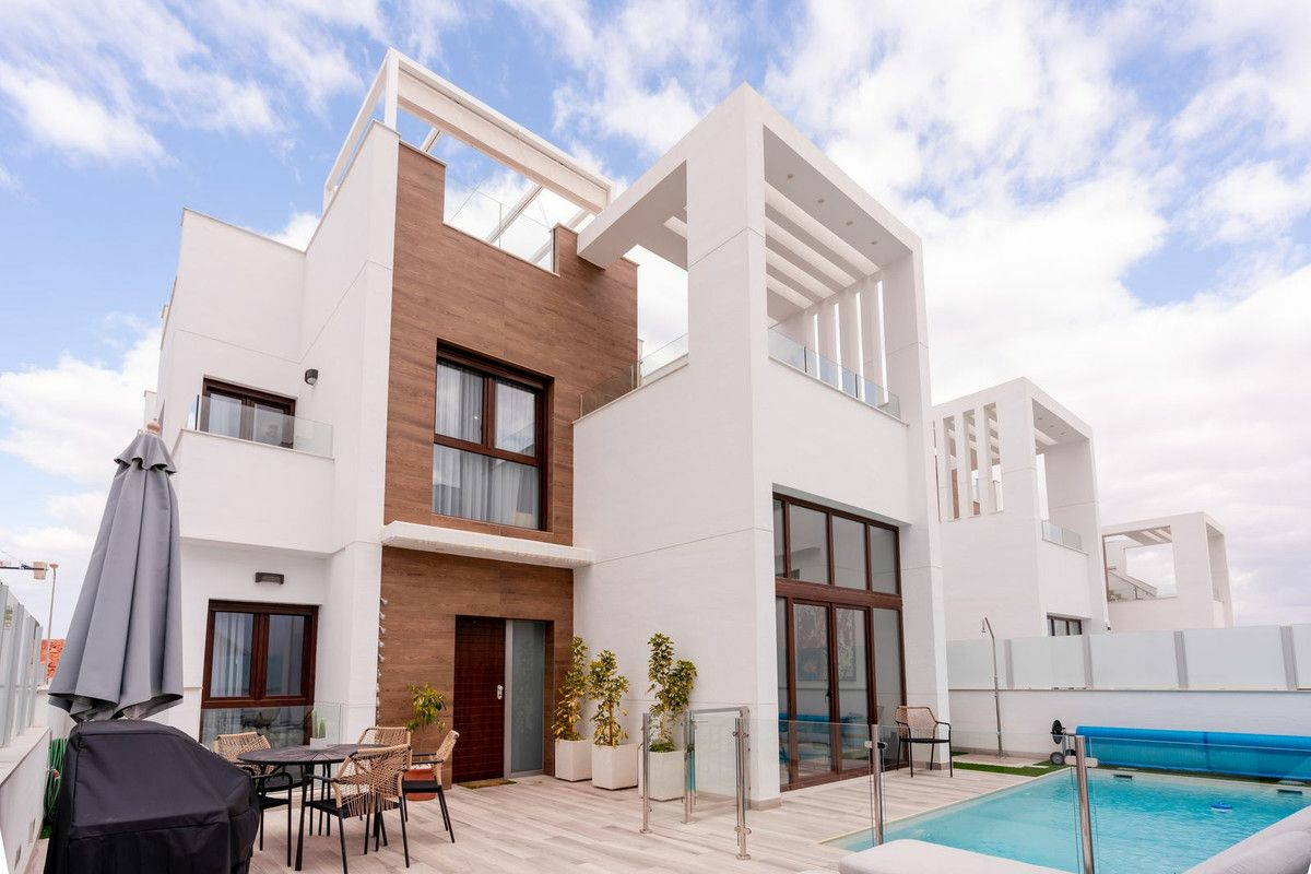 4-bedroom Villa In Torrevieja, Spain (198 M²)