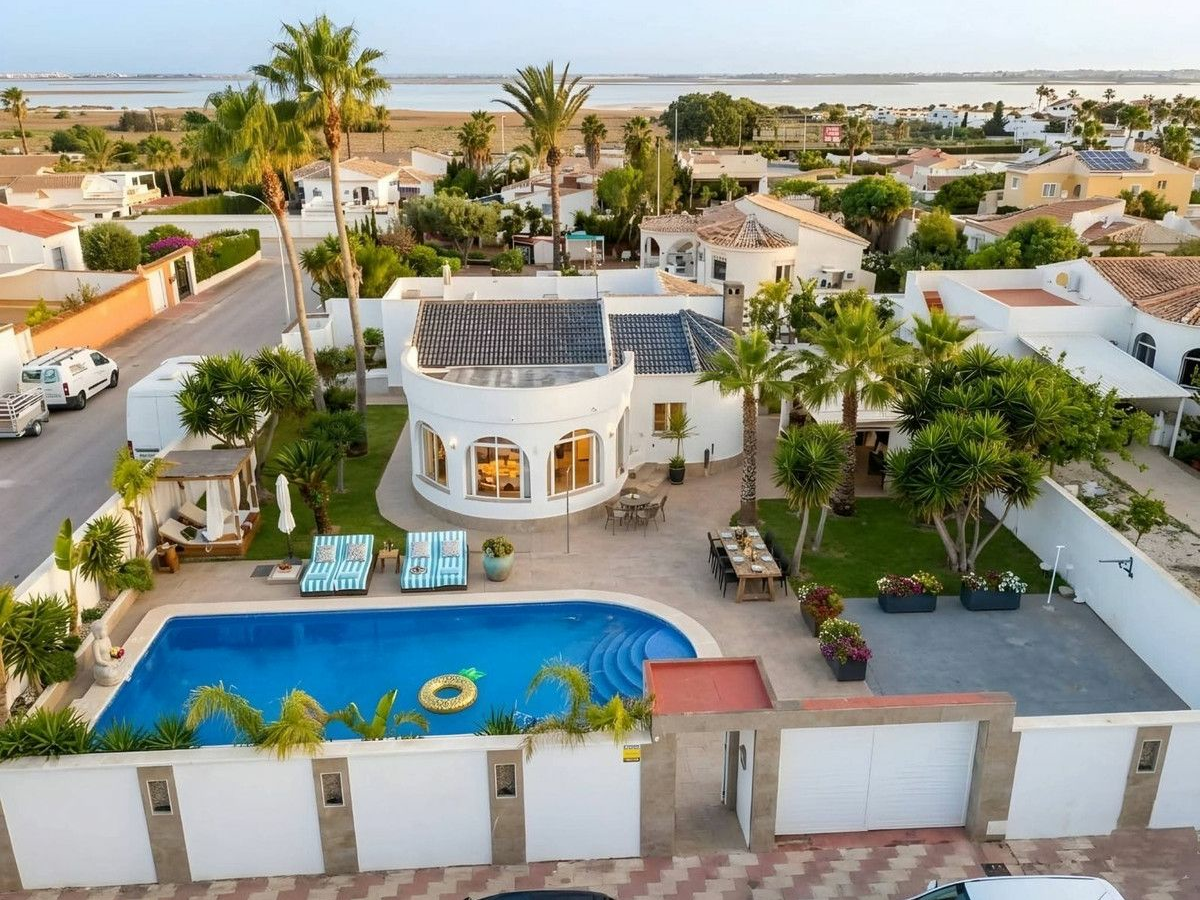 5-bedroom Villa In Torrevieja, Spain (199 M²)