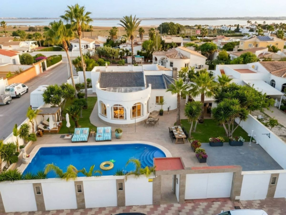 5-bedroom Villa In Torrevieja, Spain (199 M²)