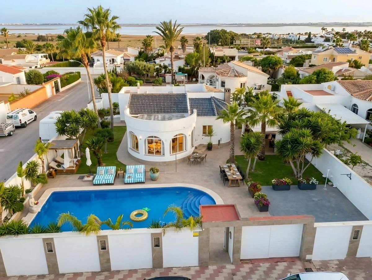 5-bedroom Villa In Torrevieja, Spain (199 M²)