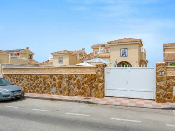 3-bedroom Villa In Gran Alacant, Spain (195 M²)