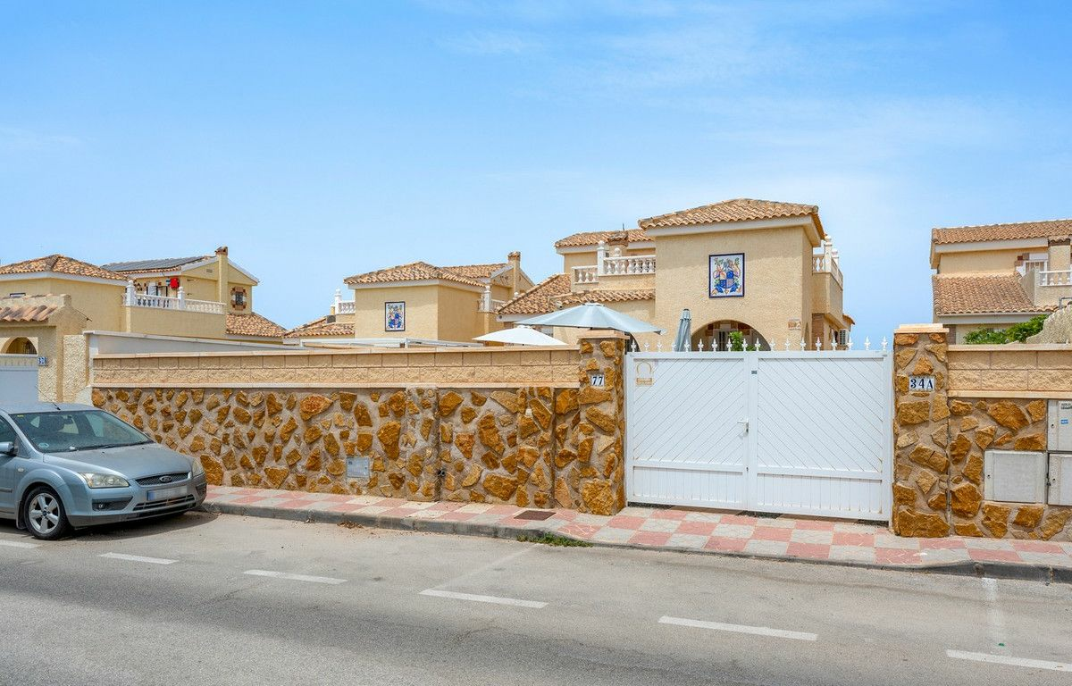 3-bedroom Villa In Gran Alacant, Spain (195 M²)