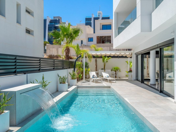 4-bedroom Villa In Guardamar Del Segura, Spain (194 M²)