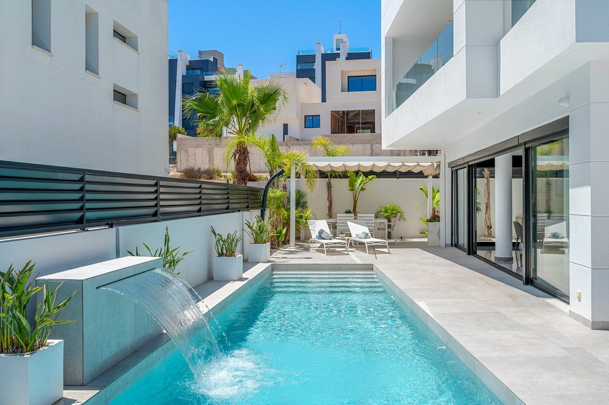 4-bedroom Villa In Guardamar Del Segura, Spain (194 M²)