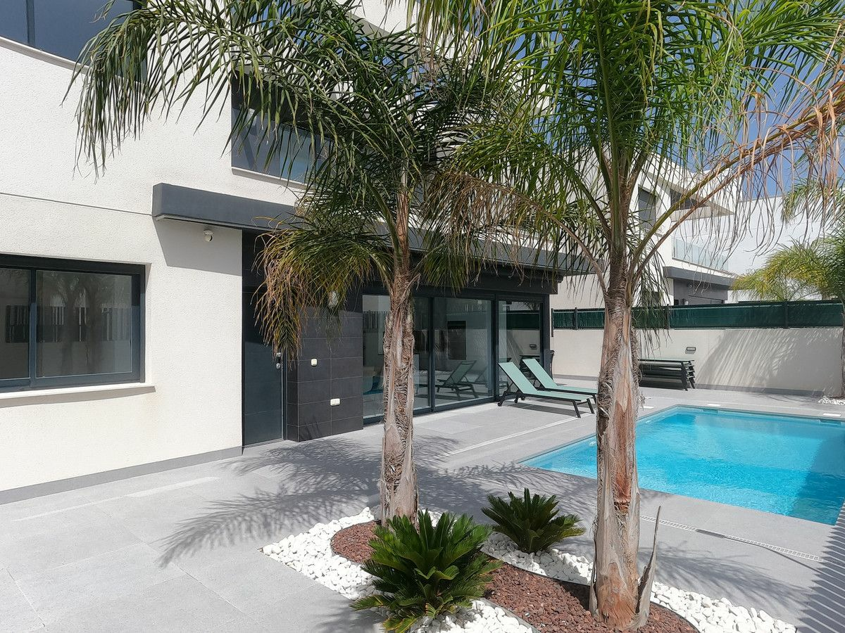 5-bedroom Villa In Algorfa, Spain (200 M²)