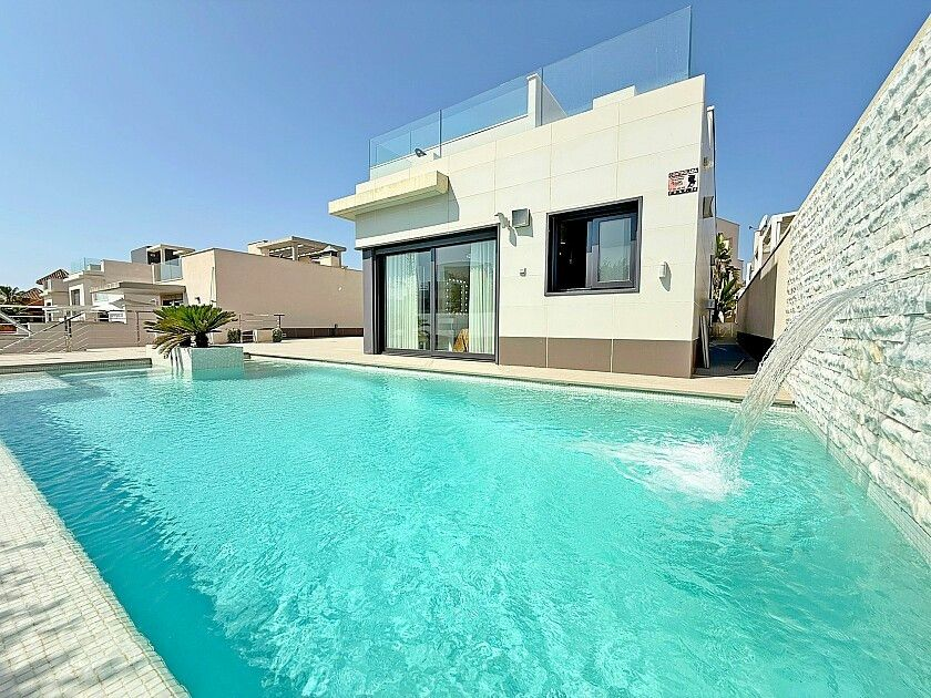 5-bedroom Villa In San Miguel De Salinas, Spain (316 M²)
