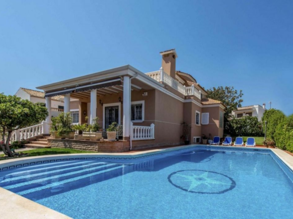 6-bedroom Villa In Torrevieja, Spain (500 M²)