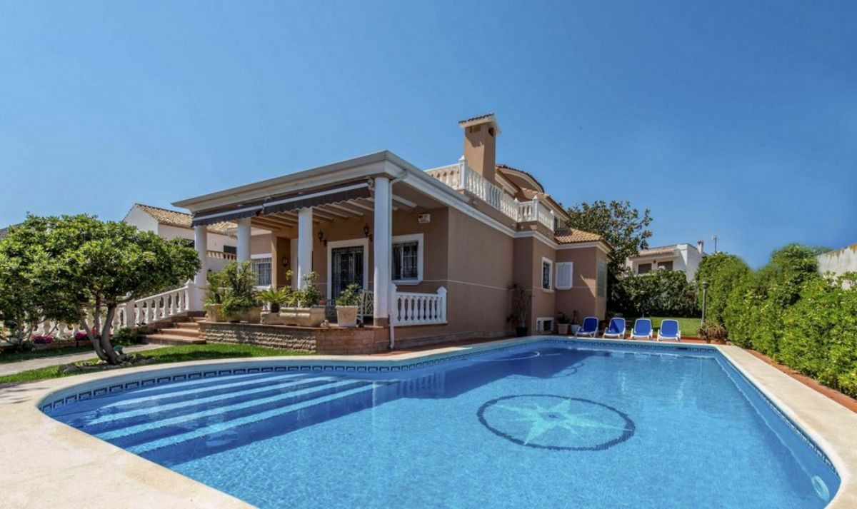 6-bedroom Villa In Torrevieja, Spain (500 M²)
