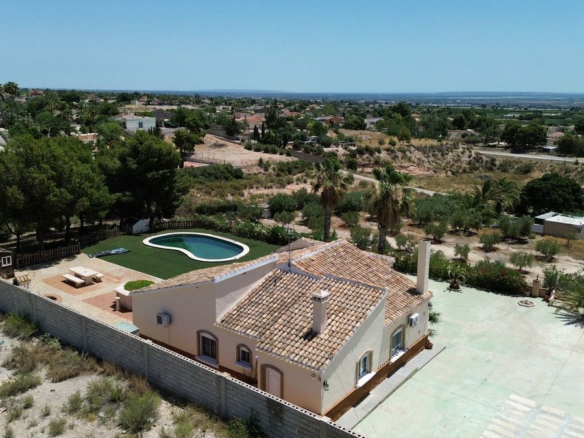 3-bedroom Country House In Albatera, Spain (210 M²)