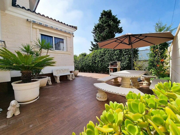 5-bedroom Villa In Torrevieja, Spain (438 M²)