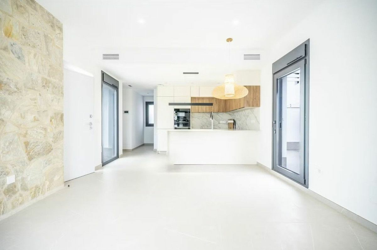 5-bedroom Villa In Los Alcázares, Spain (225 M²)