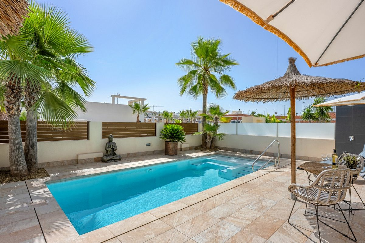 3-bedroom Villa In Benijofar, Spain (266 M²)