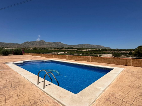 3-bedroom Villa In Albatera, Spain (164 M²)
