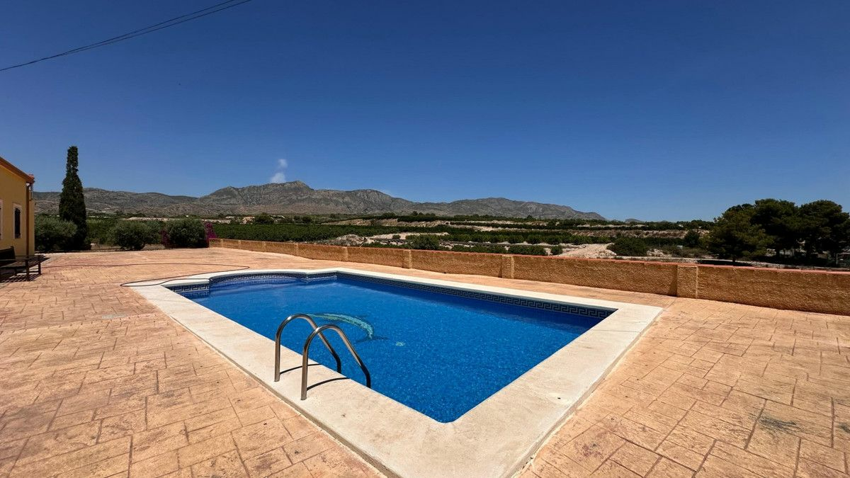 3-bedroom Villa In Albatera, Spain (164 M²)