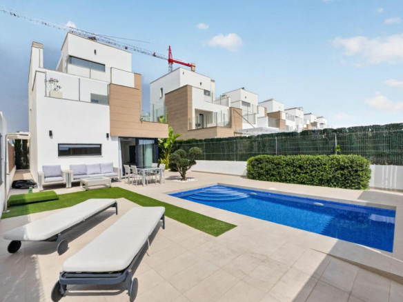 3-bedroom Villa In Guardamar Del Segura, Spain (178 M²)