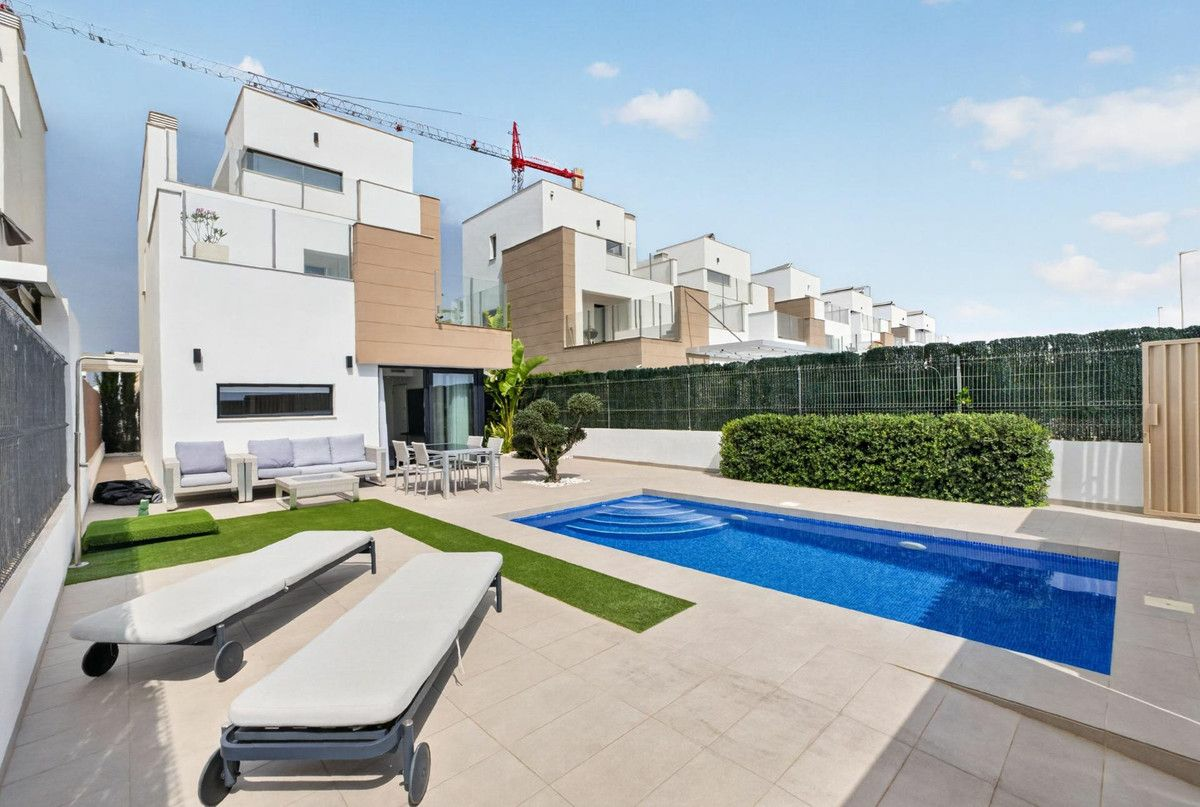 3-bedroom Villa In Guardamar Del Segura, Spain (178 M²)