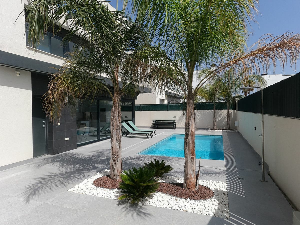5-bedroom Villa In Algorfa, Spain (200 M²)