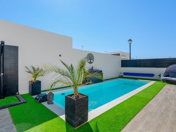 4-bedroom Villa In Fortuna, Spain (120 M²)