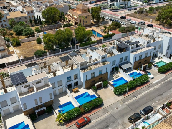 5-bedroom House In Torrevieja, Spain (184 M²)