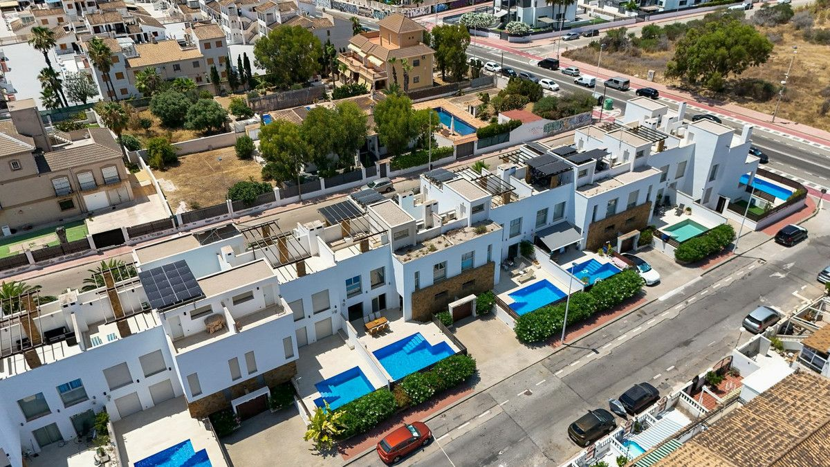 5-bedroom House In Torrevieja, Spain (184 M²)