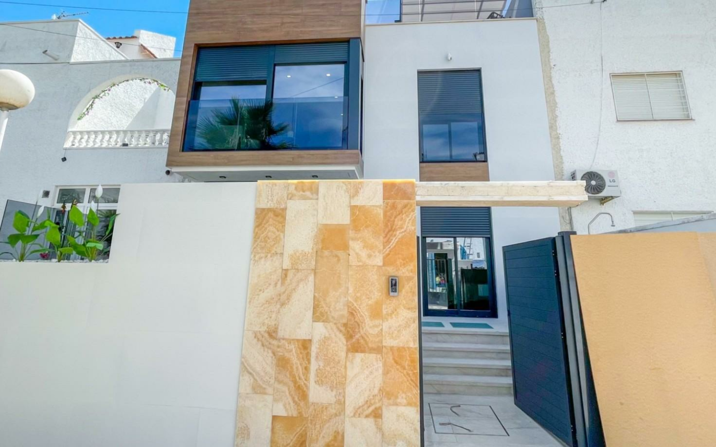 3-bedroom Terraced House In Torrevieja, Spain (160 M²)