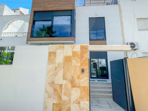 3-bedroom Terraced House In Torrevieja, Spain (160 M²)