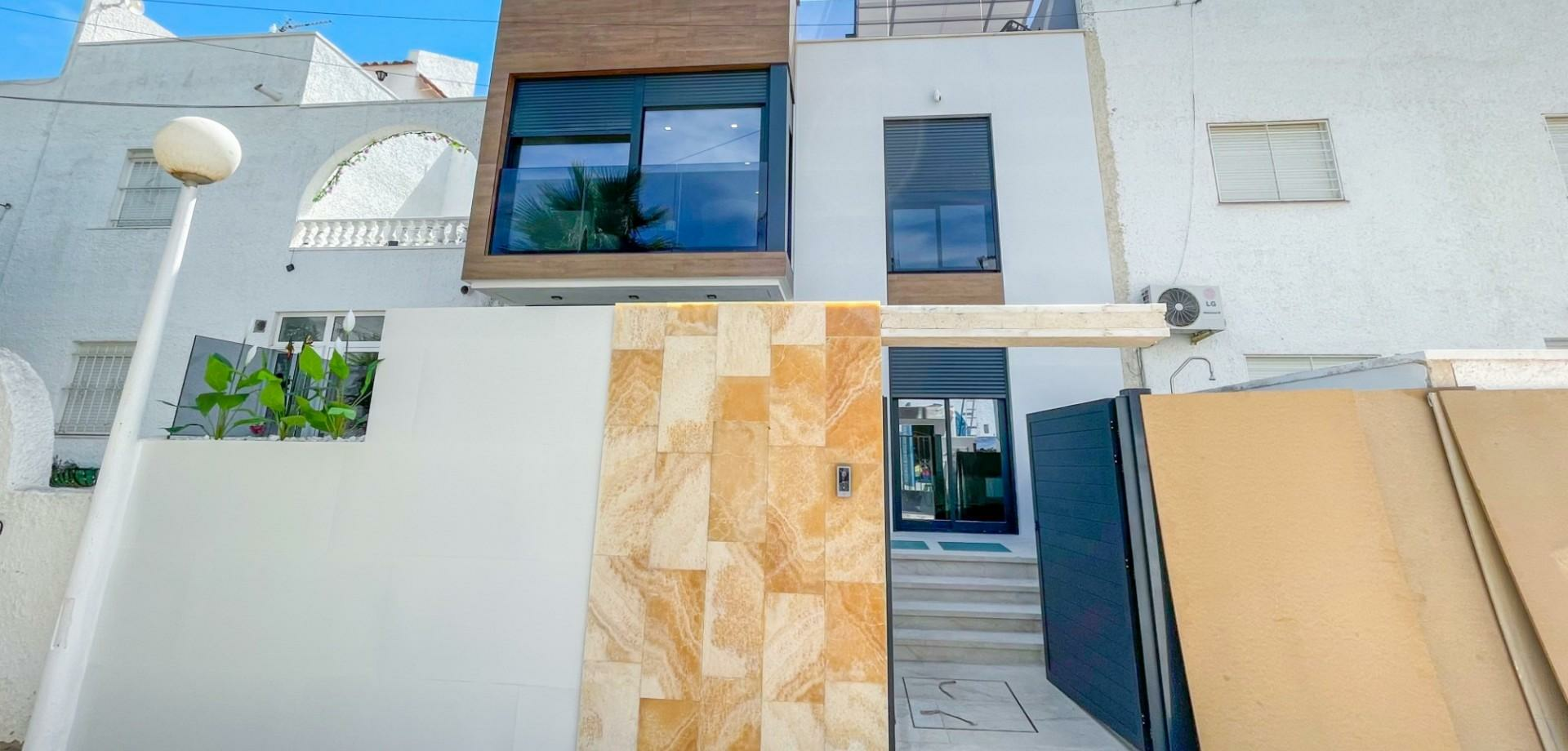 2-3-8d812f 3-bedroom Terraced House In Torrevieja, Spain (160 M²)