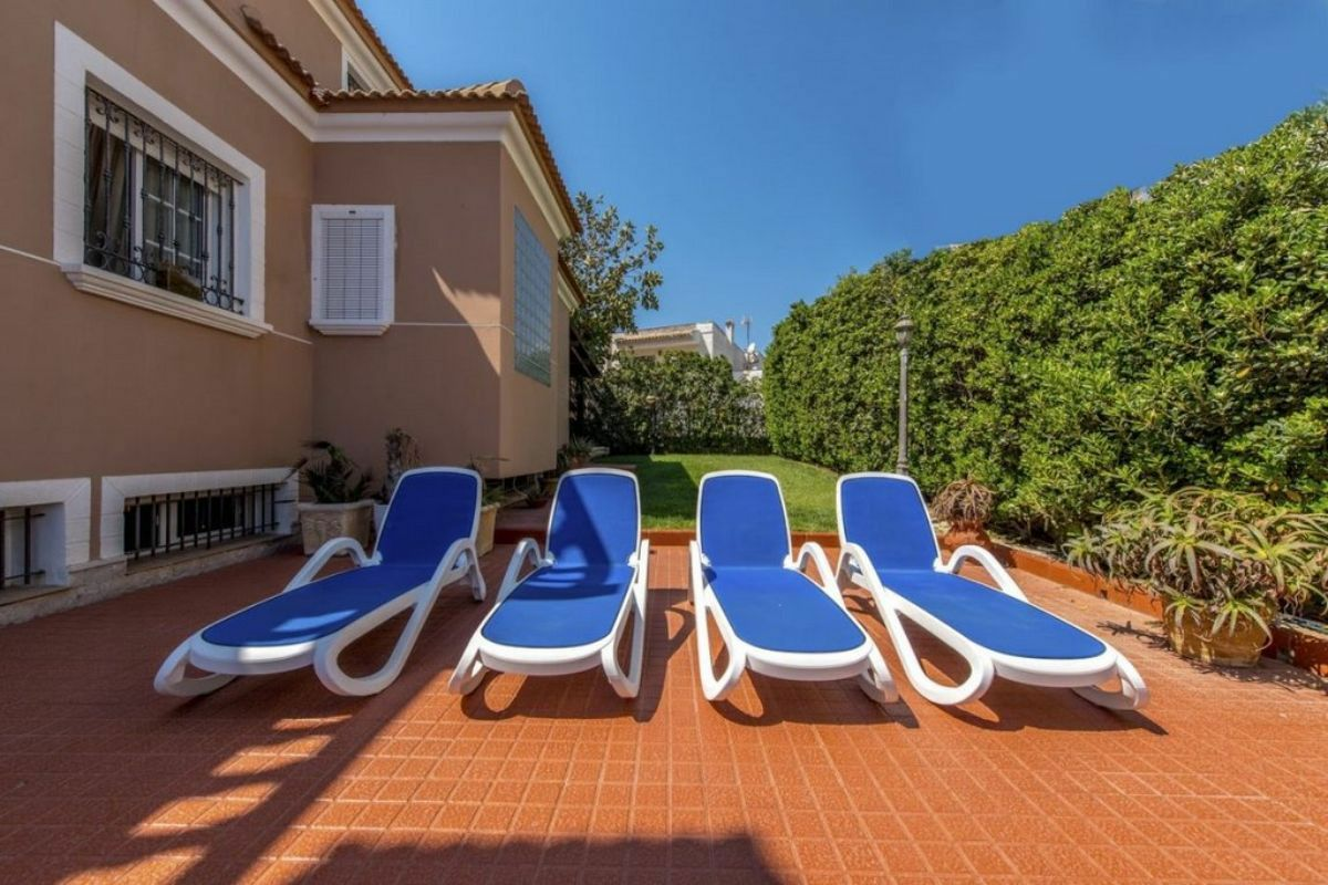 6-bedroom Villa In Torrevieja, Spain (500 M²)