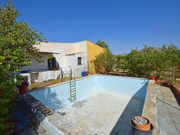3-bedroom Villa In Albatera, Spain (100 M²)