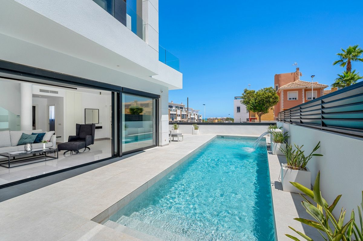4-bedroom Villa In Guardamar Del Segura, Spain (194 M²)