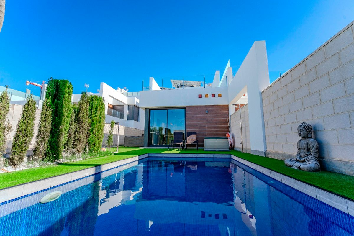 3-bedroom Villa In Benijofar, Spain (162 M²)