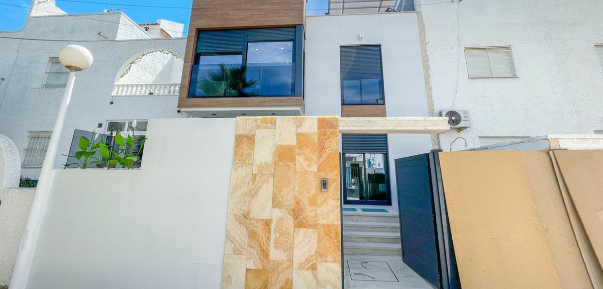 3-bedroom House In Torrevieja, Spain (160 M²)