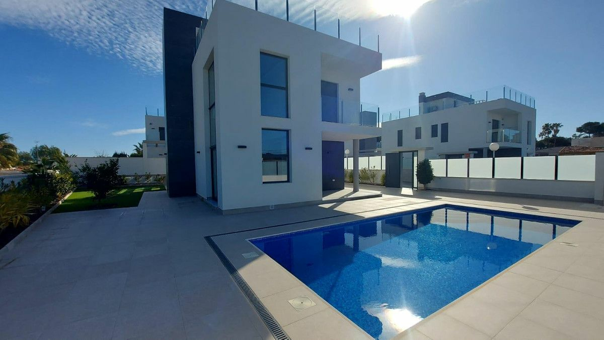 3-bedroom House In Orihuela Costa, Spain (190 M²)