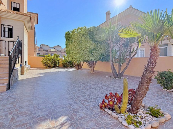 4-bedroom Villa In Torrevieja, Spain (198 M²)