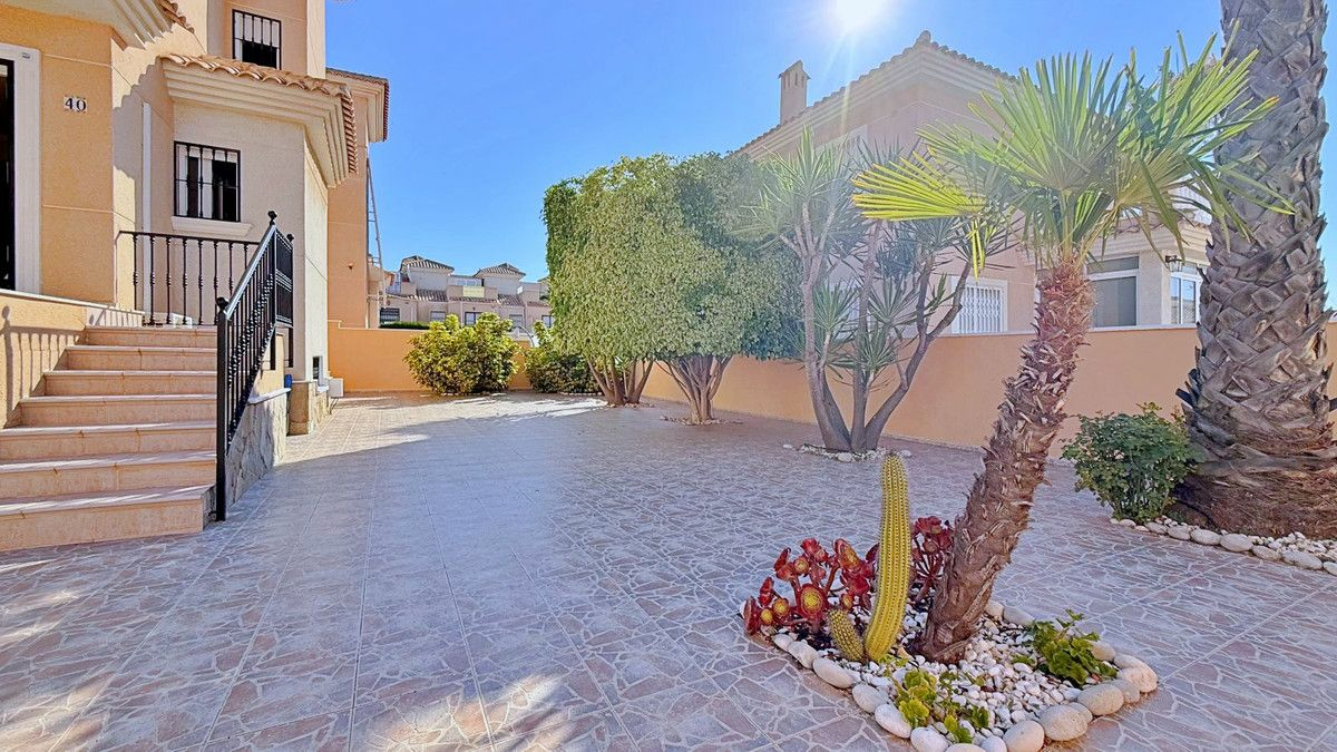 4-bedroom Villa In Torrevieja, Spain (198 M²)
