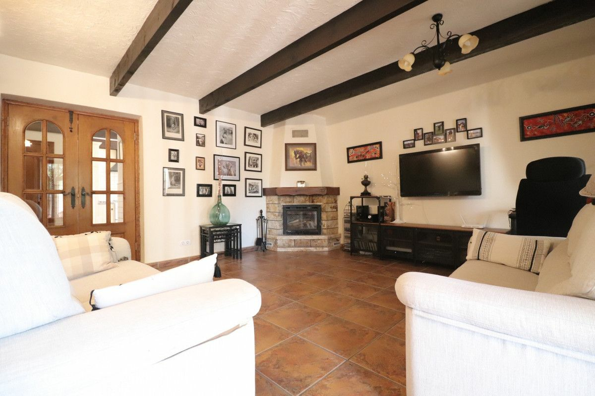 4-bedroom Villa In Albatera, Spain (231 M²)
