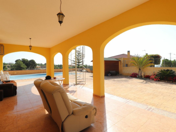 3-bedroom Villa In Albatera, Spain (164 M²)