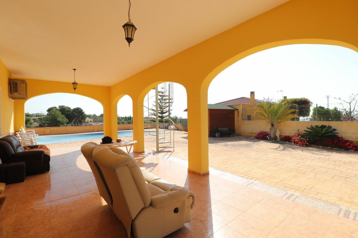 3-bedroom Villa In Albatera, Spain (164 M²)