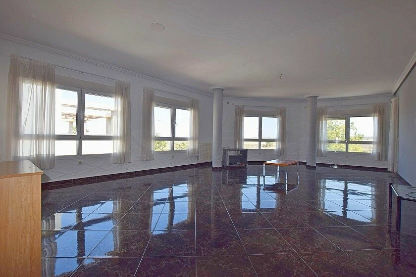 7-bedroom House In San Miguel De Salinas, Spain (400 M²)