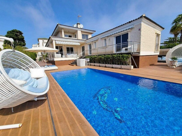 5-bedroom Villa In Torrevieja, Spain (438 M²)
