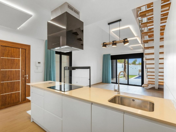 3-bedroom Villa In Benijofar, Spain (144 M²)