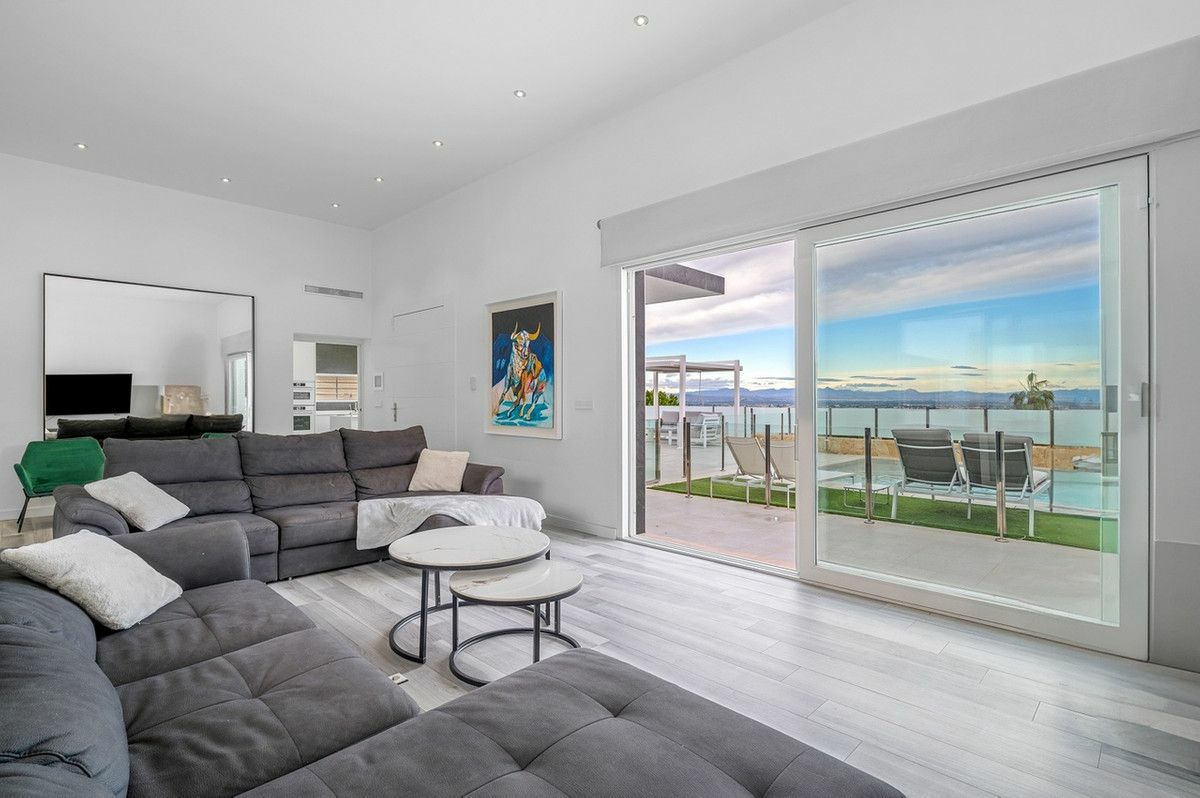 4-bedroom Villa In Algorfa, Spain (283 M²)