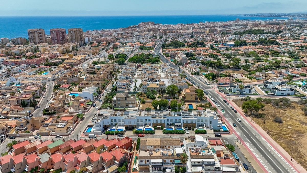 5-bedroom House In Torrevieja, Spain (184 M²)