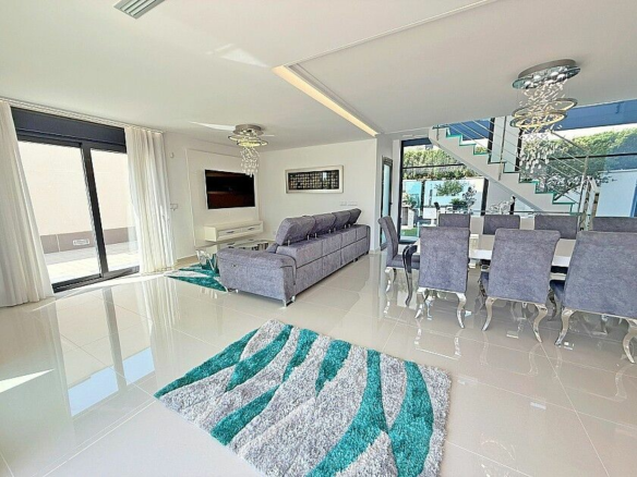 5-bedroom Villa In San Miguel De Salinas, Spain (316 M²)