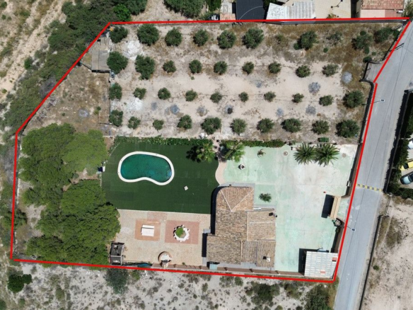 3-bedroom Country House In Albatera, Spain (210 M²)