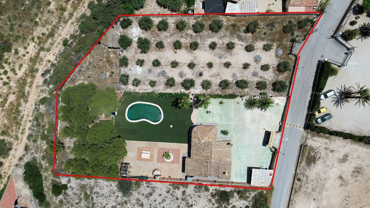 3-bedroom Country House In Albatera, Spain (210 M²)