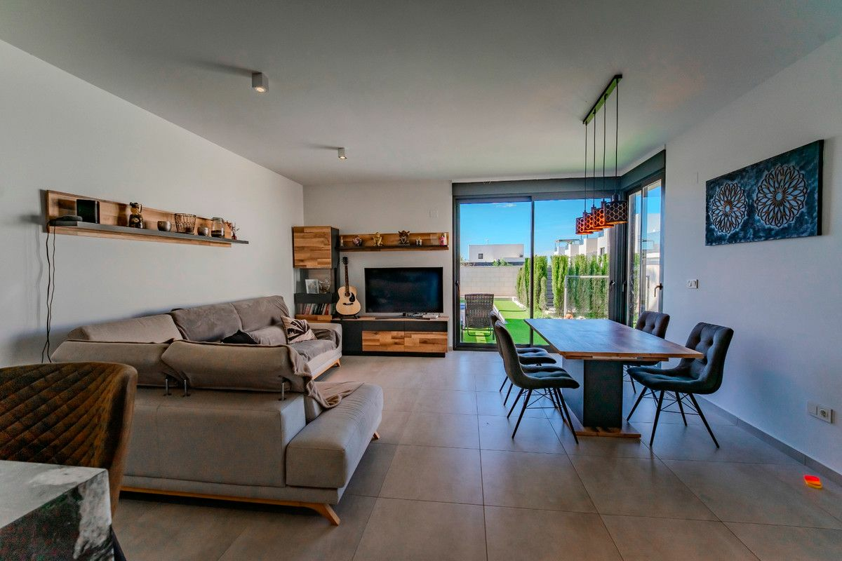 3-bedroom Villa In Benijofar, Spain (162 M²)